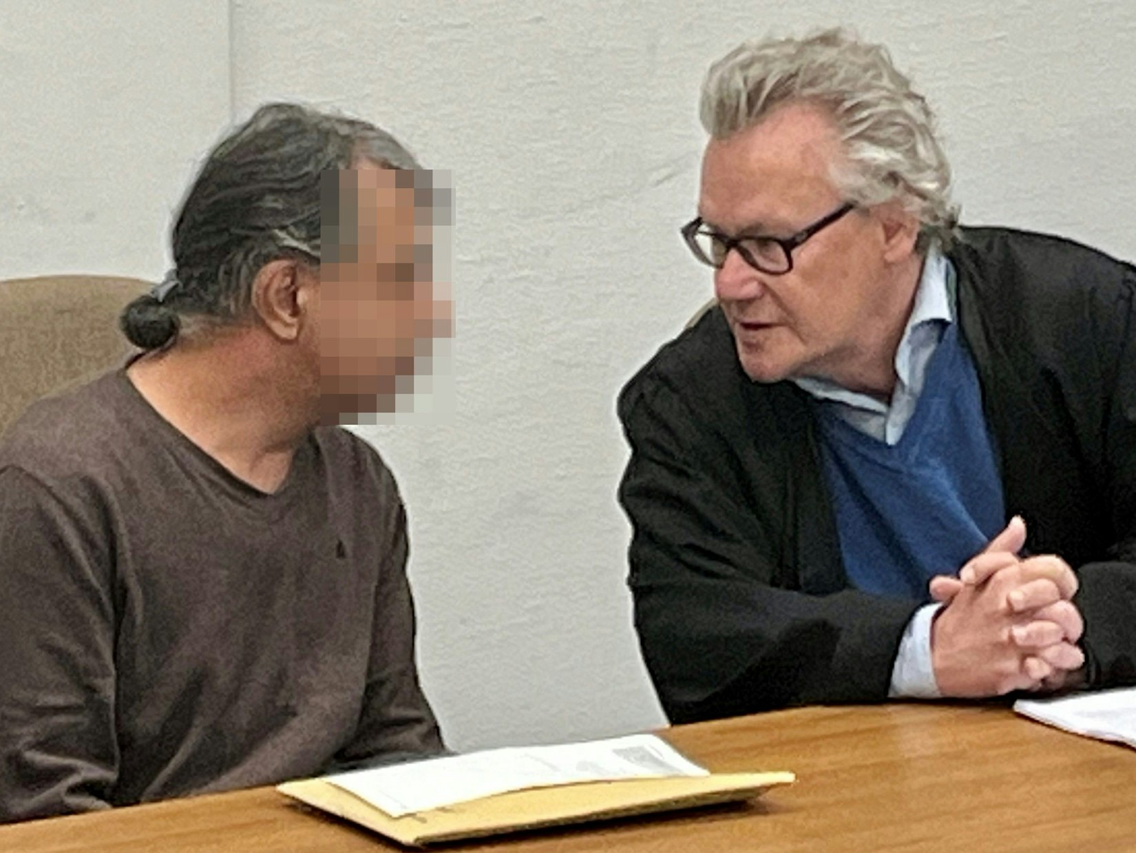 Zwei Männer unterhalten sich.