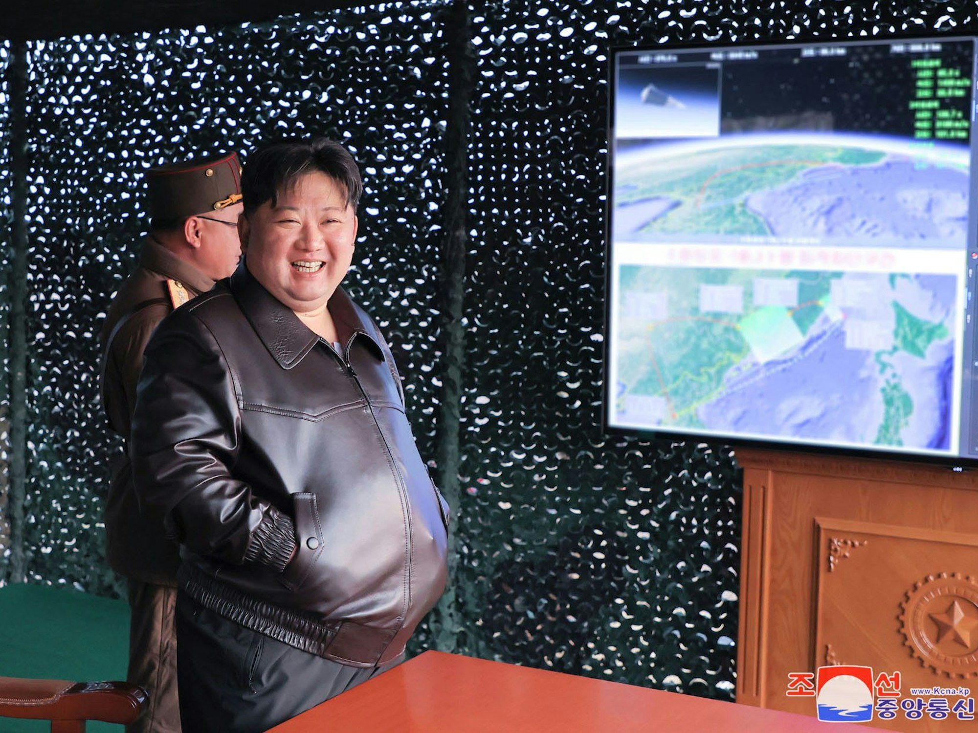 Auf diesem undatierten Bild, das am 3. April 2024 von der nordkoreanischen Regierung zur Verfügung gestellt wurde, beobachtet Machthaber Kim Jong Un den Testabschuss einer weitreichenden Hyperschall-Rakete.