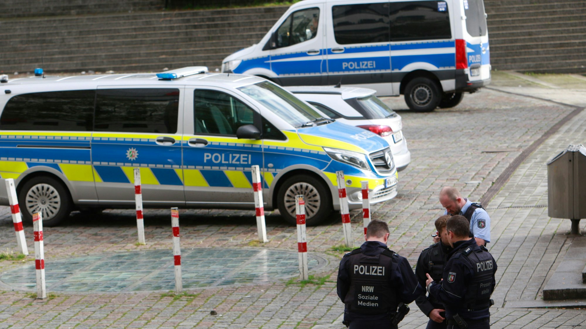 Einsatzfahrzeuge der Polizei stehen auf dem Wiener Platz in Köln-Mülheim.