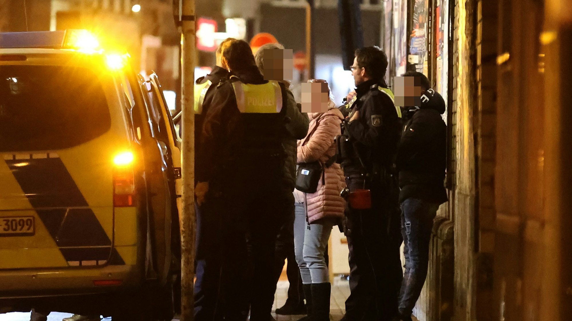 Bei einer Bordell-Razzia in der Eintrachtstraße ist die Kölner Polizei vor Ort (Symbolfoto).