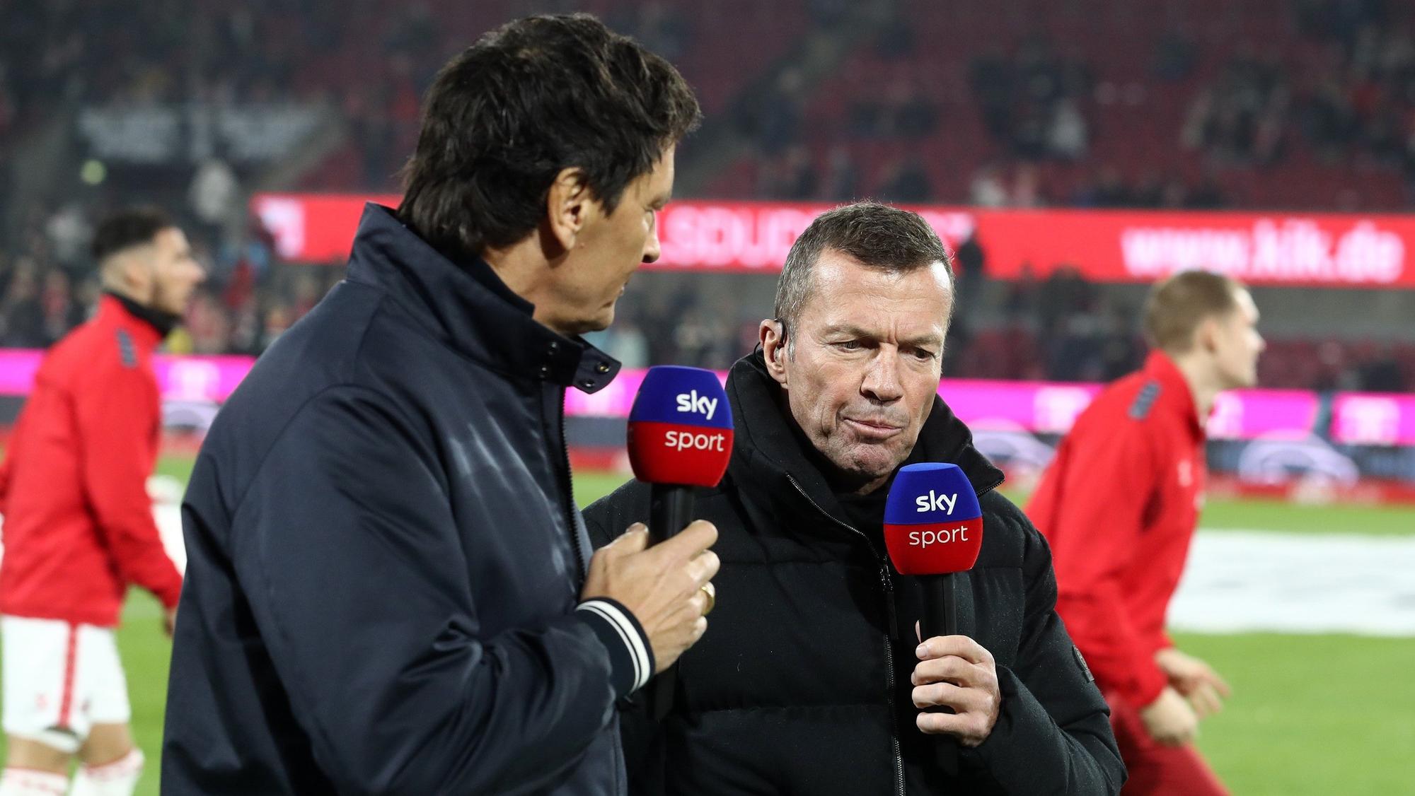 Lothar Matthäus (r.) vor dem Spiel des 1. FC Köln gegen den SC Freiburg im Gespräch mit Sky-Moderator Sebastian Hellmann.