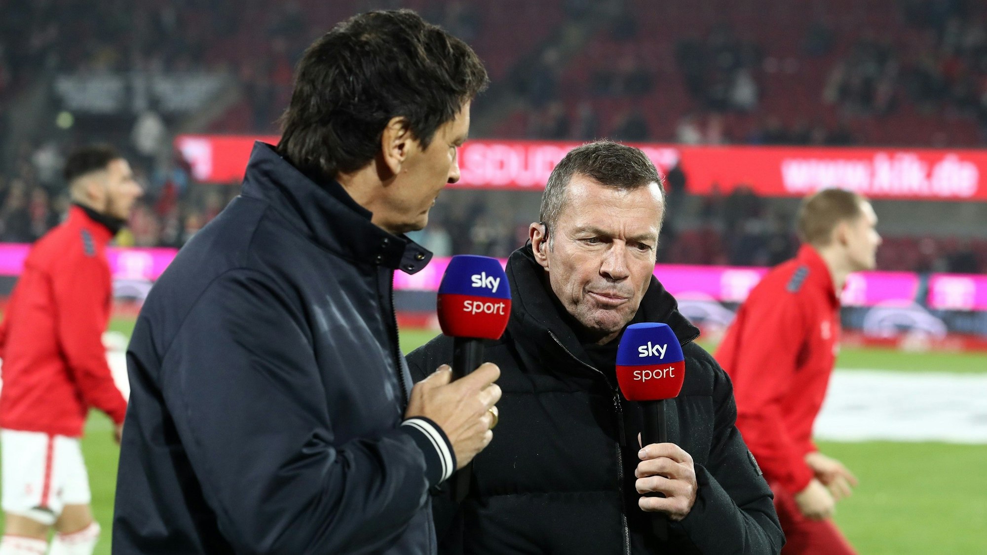 Lothar Matthäus (r.) vor dem Spiel des 1. FC Köln gegen den SC Freiburg im Gespräch mit Sky-Moderator Sebastian Hellmann.