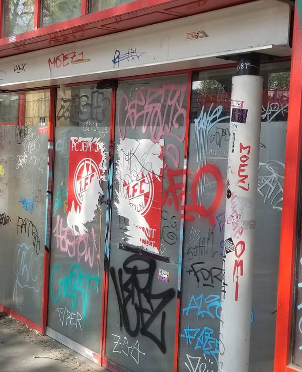 Der Eingang zur ehemaligen Post-Filiale in Köln-Ehrenfeld. Hier gab es am Freitagabend (7. November) einen Feuerwehreinsatz.