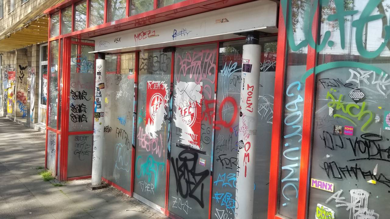 Der Eingang zur ehemaligen Post-Filiale in Köln-Ehrenfeld. Hier gab es am Freitagabend (7. November) einen Feuerwehreinsatz.