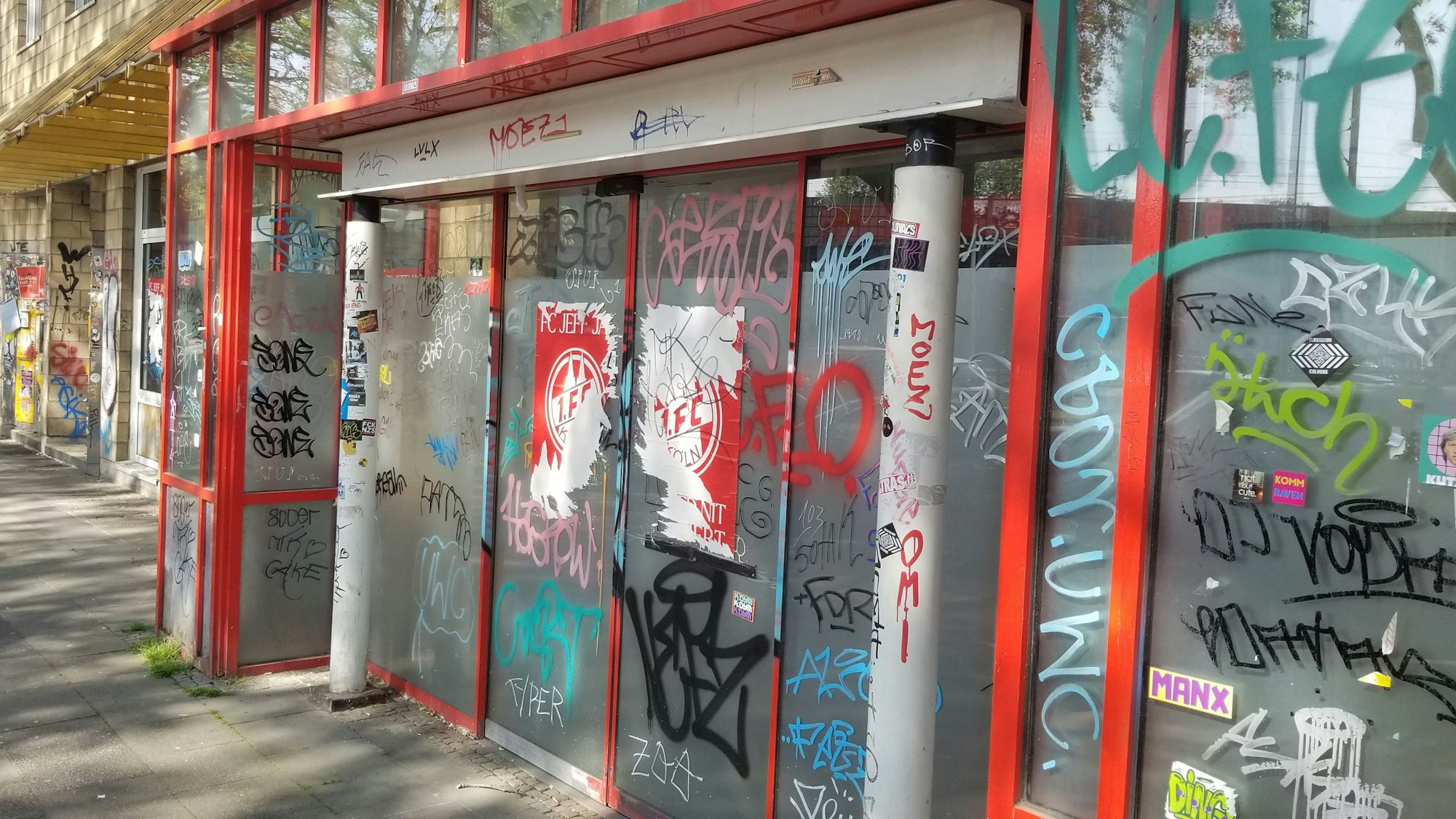 Der Eingang zur ehemaligen Post-Filiale in Köln-Ehrenfeld. Hier gab es am Freitagabend (7. November) einen Feuerwehreinsatz.