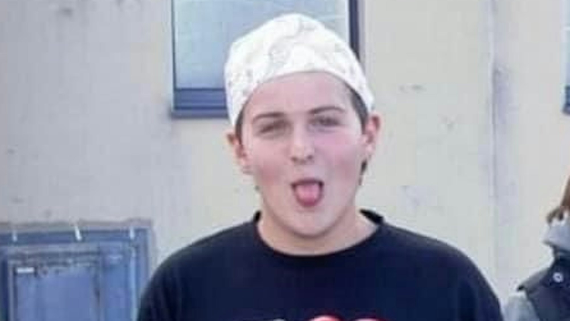 Daniel mit 15 Jahren. Er streckt die Zunge aus.