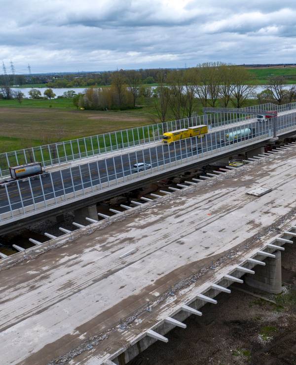 Die neue Leverkusener Brücke ist bereits für den Verkehr freigegeben, die alte A1-Brücke wird derzeit abgerissen.
