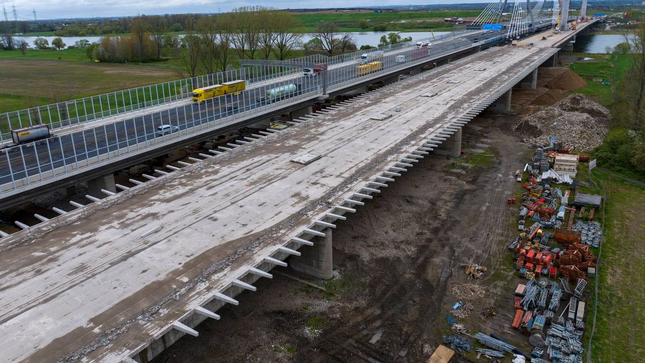 Die neue Leverkusener Brücke ist bereits für den Verkehr freigegeben, die alte A1-Brücke wird derzeit abgerissen.