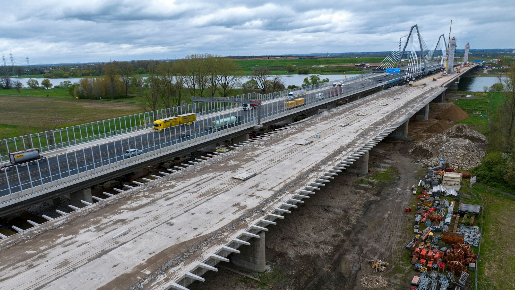 Die neue Leverkusener Brücke ist bereits für den Verkehr freigegeben, die alte A1-Brücke wird derzeit abgerissen.