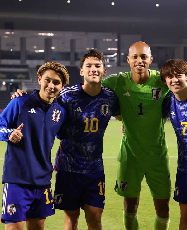 Fortuna Düsseldorfs Takashi Uchino und seine Teamkollegen der japanischen U23-Nationalmannschaft posieren nach dem Halbfinale beim Asien-Cup für ein gemeinsames Foto.