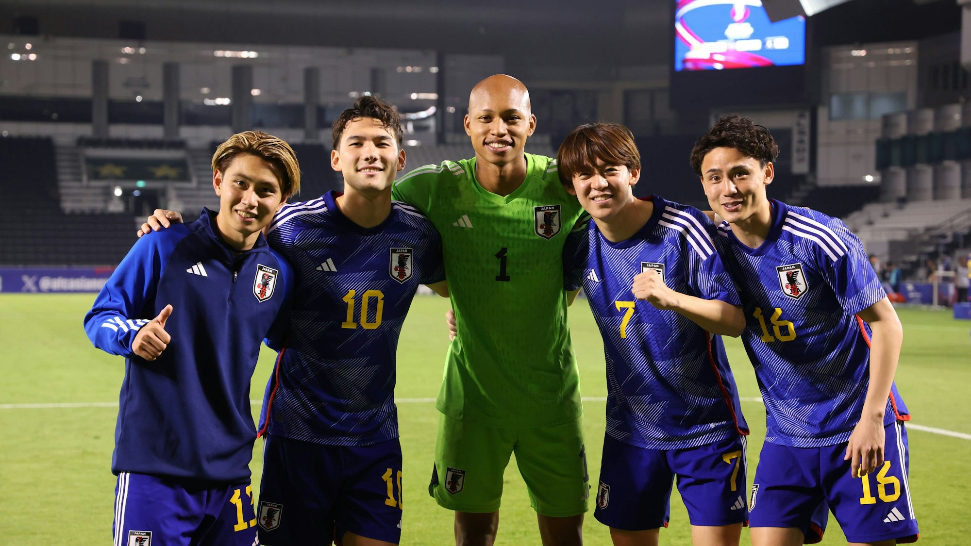 Fortuna Düsseldorfs Takashi Uchino und seine Teamkollegen der japanischen U23-Nationalmannschaft posieren nach dem Halbfinale beim Asien-Cup für ein gemeinsames Foto.