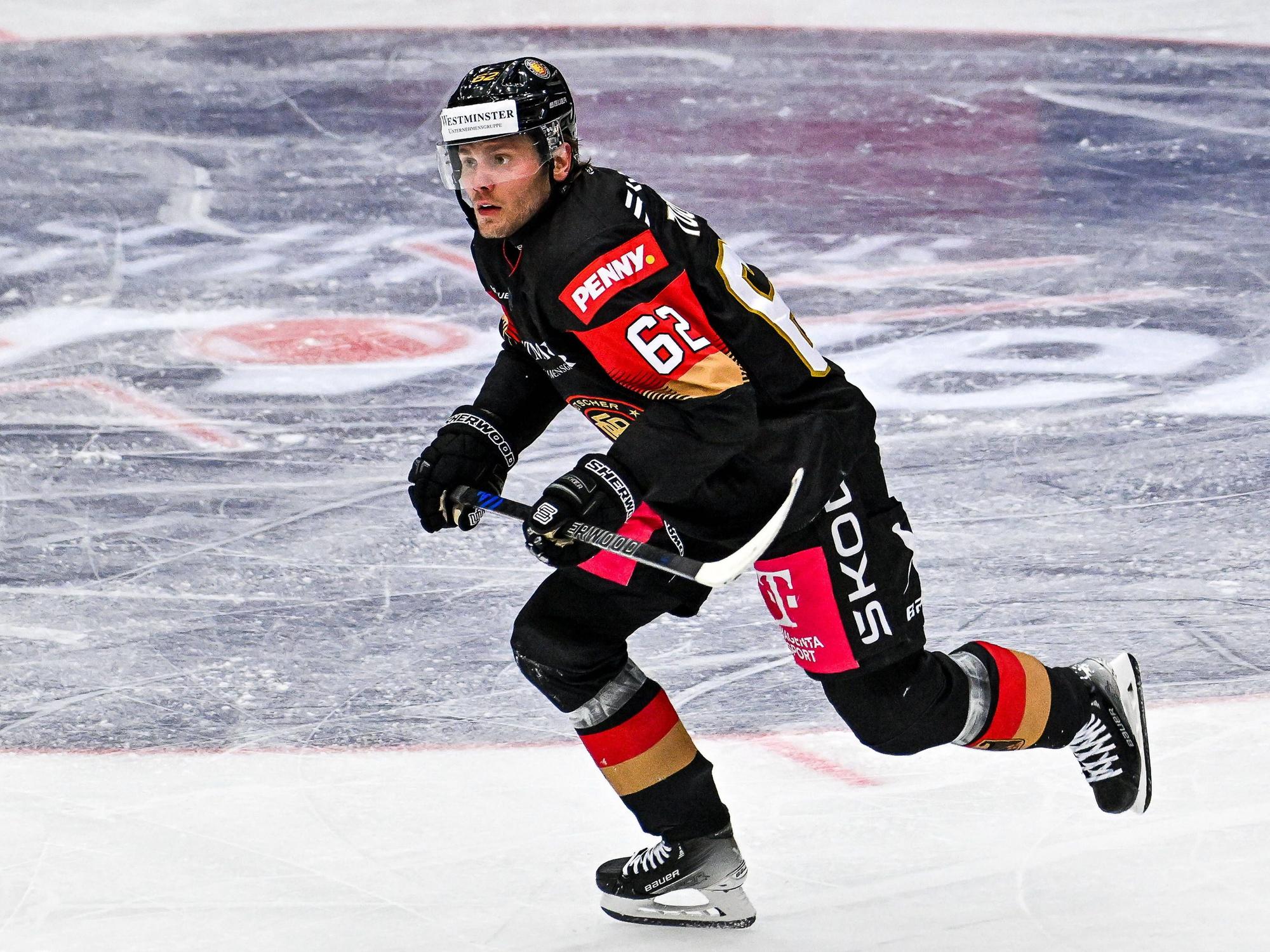 Parker Tuomie im Trikot der deutschen Eishockey-Nationalmannschaft.