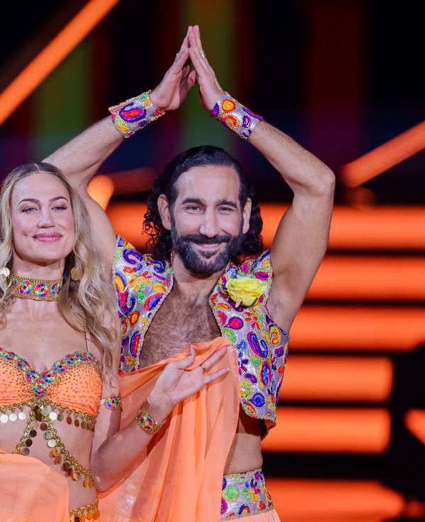 Lulu, Sängerin, und Massimo Sinato, Profitänzer, tanzen in der RTL-Tanzshow ·Let's Dance· im Coloneum.
