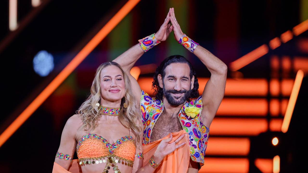 Lulu, Sängerin, und Massimo Sinato, Profitänzer, tanzen in der RTL-Tanzshow ·Let's Dance· im Coloneum.