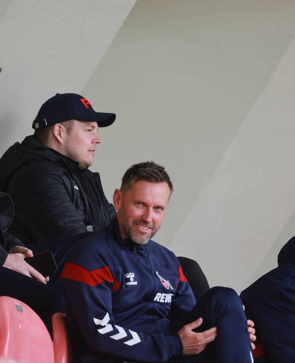 FC-Cheftrainer Timo Schultz auf der Tribüne des Franz-Kremer-Stadions mit seinem Assistenten Andre Pawlak und NZL-Leiter Lukas Berg.