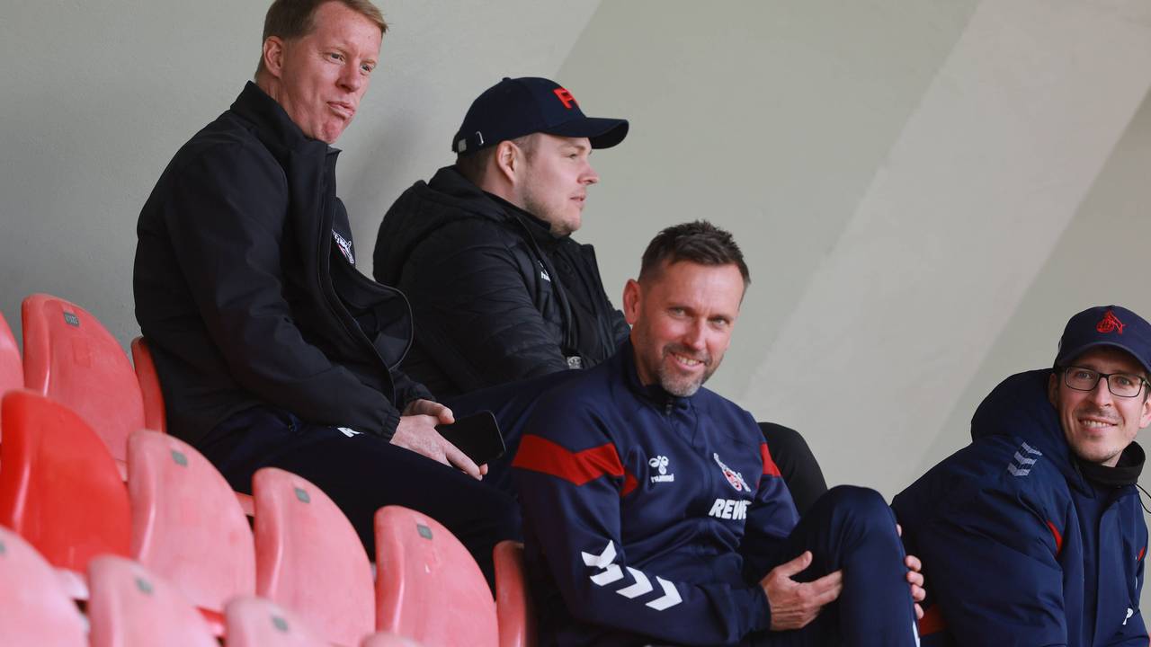 FC-Cheftrainer Timo Schultz auf der Tribüne des Franz-Kremer-Stadions mit seinem Assistenten Andre Pawlak und NZL-Leiter Lukas Berg.