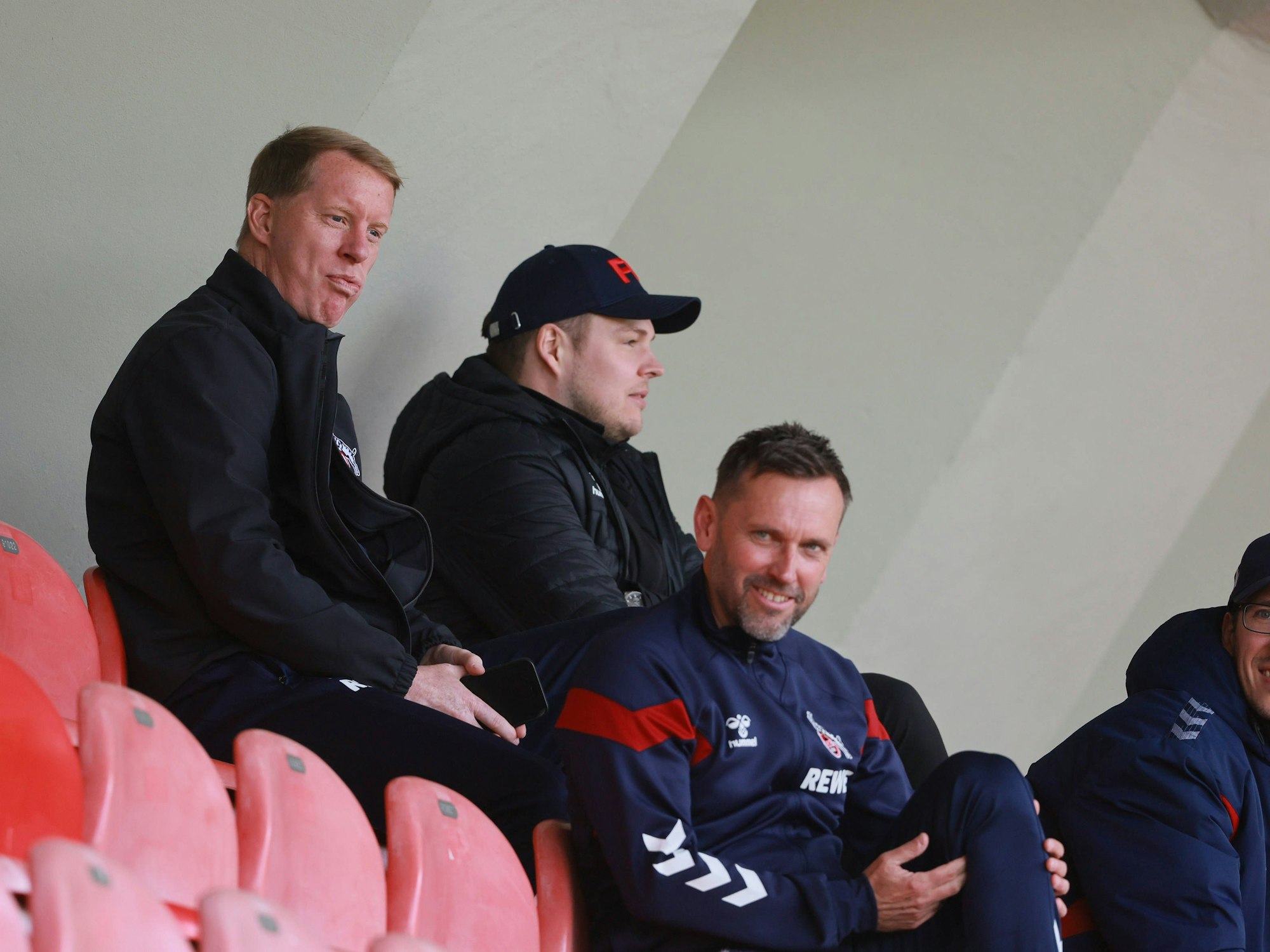 FC-Cheftrainer Timo Schultz auf der Tribüne des Franz-Kremer-Stadions mit seinem Assistenten Andre Pawlak und NZL-Leiter Lukas Berg.