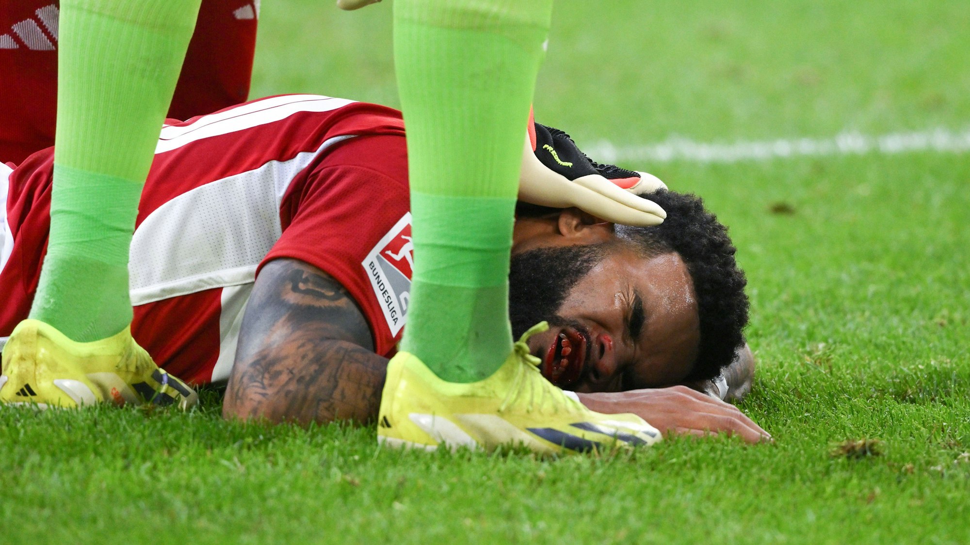 Fortuna Düsseldorfs Jamil Siebert liegt im Spiel gegen den 1. FC Nürnberg mit blutendem Mund auf dem Boden.