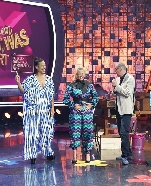 Günther Jauch, Thomas Gottschalk und Barbara Schöneberger mit ihren Gästen Tim Mälzer und Jorge Gonzalez am Set von "Denn sie wissen nicht, was passiert"