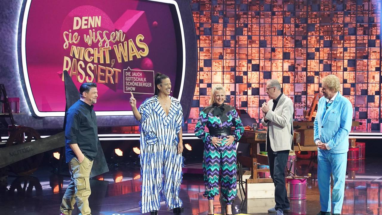Günther Jauch, Thomas Gottschalk und Barbara Schöneberger mit ihren Gästen Tim Mälzer und Jorge Gonzalez am Set von "Denn sie wissen nicht, was passiert"