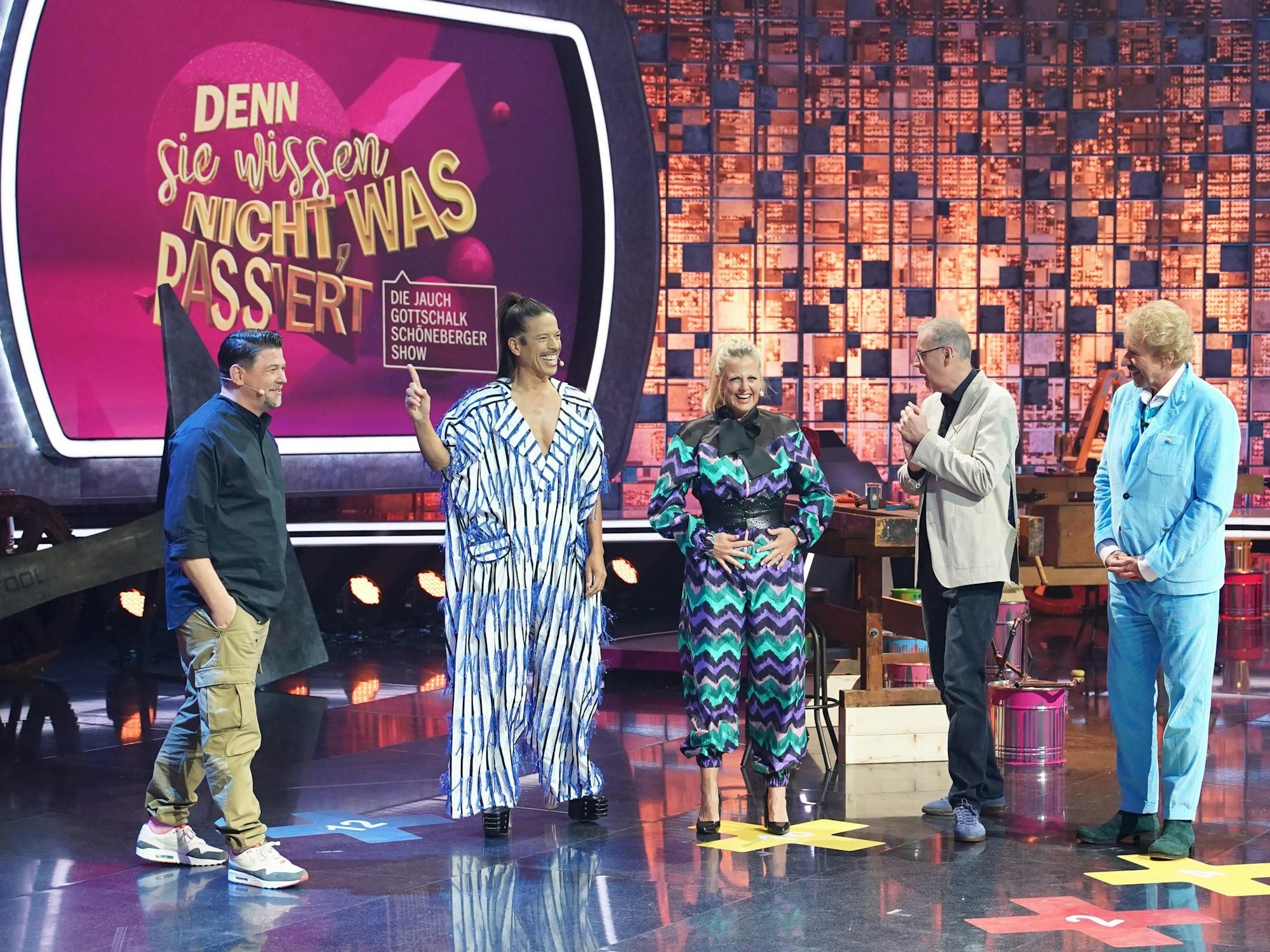 Günther Jauch, Thomas Gottschalk und Barbara Schöneberger mit ihren Gästen Tim Mälzer und Jorge Gonzalez am Set von "Denn sie wissen nicht, was passiert"