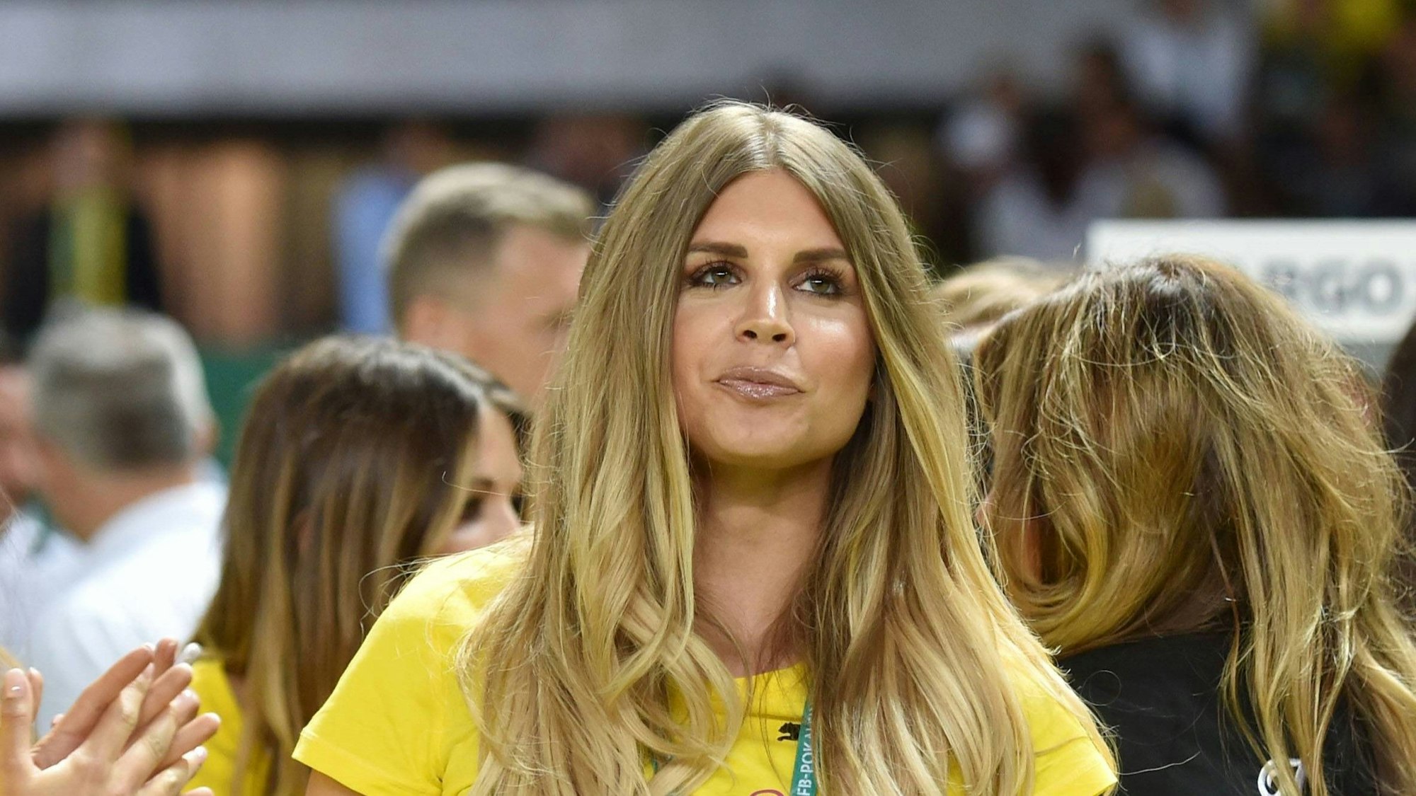 Lisa Weidenfeller geht nach dem Endspiel des DFB-Pokals über den Rasen im Olympiastadion Berlin.