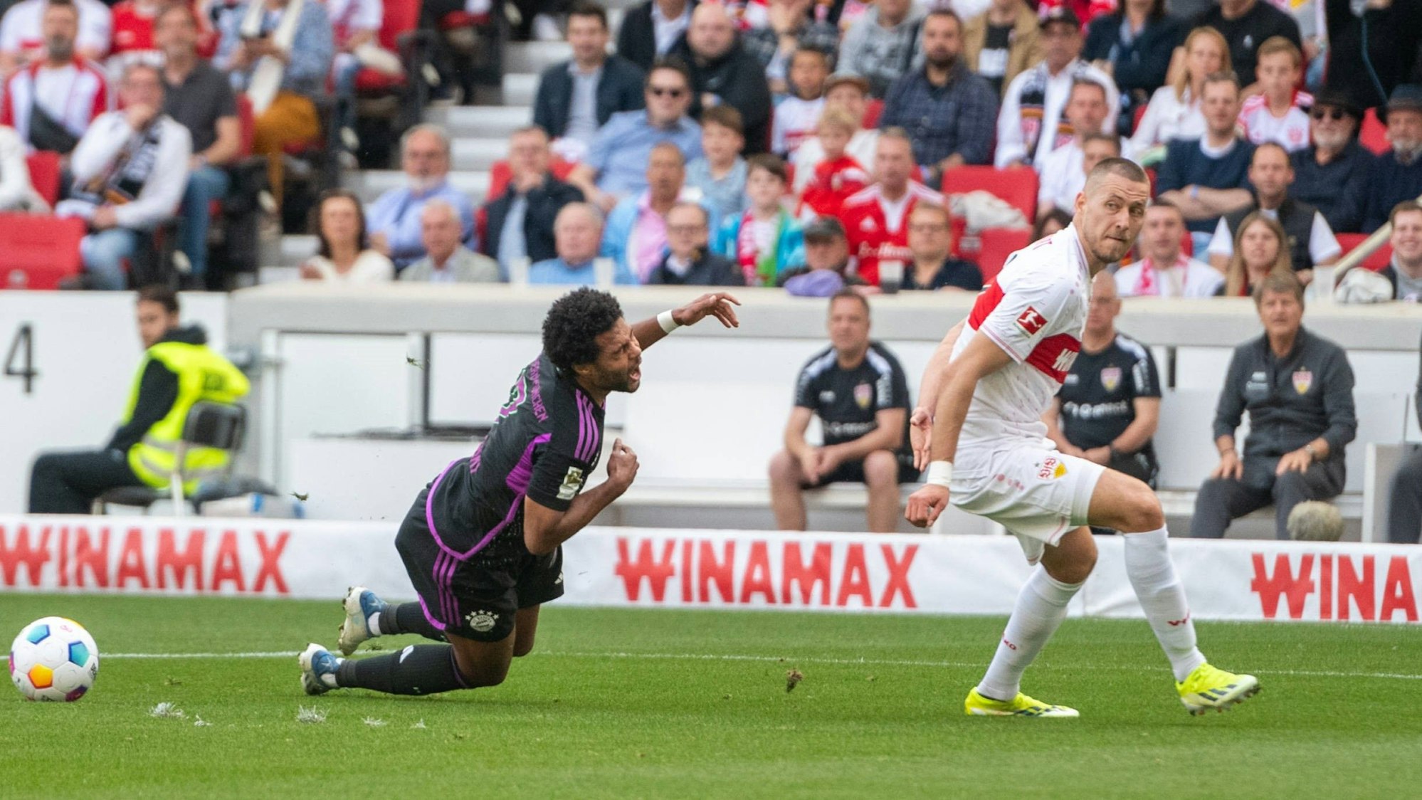 Zweikampf zwischen Waldemar Anton (r.) und Serge Gnabry im Spiel des FC Bayern beim VfB Stuttgart