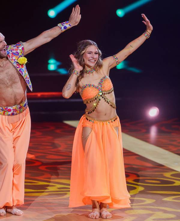 Jana Wosnitza, Sportjournalistin, und Vadim Garbuzov, Profitänzer, tanzen in der RTL-Tanzshow „Let’s Dance“ einen Bollywood-Tanz. (Mai 2024, Köln)