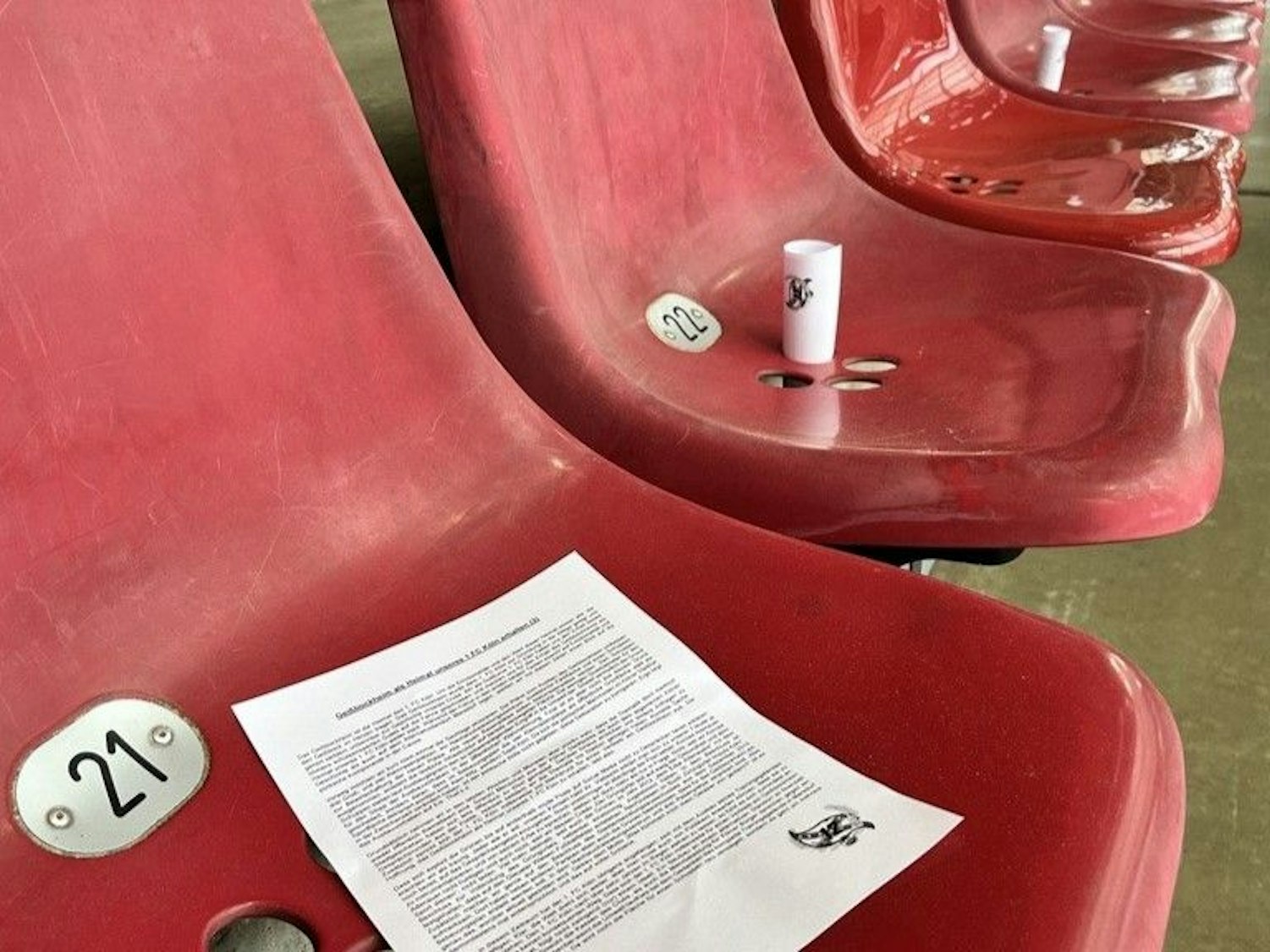 Die Kölner Fans verteilten auf den Sitzen im Stadion Zettel zum Geißbockheim-Ausbau.