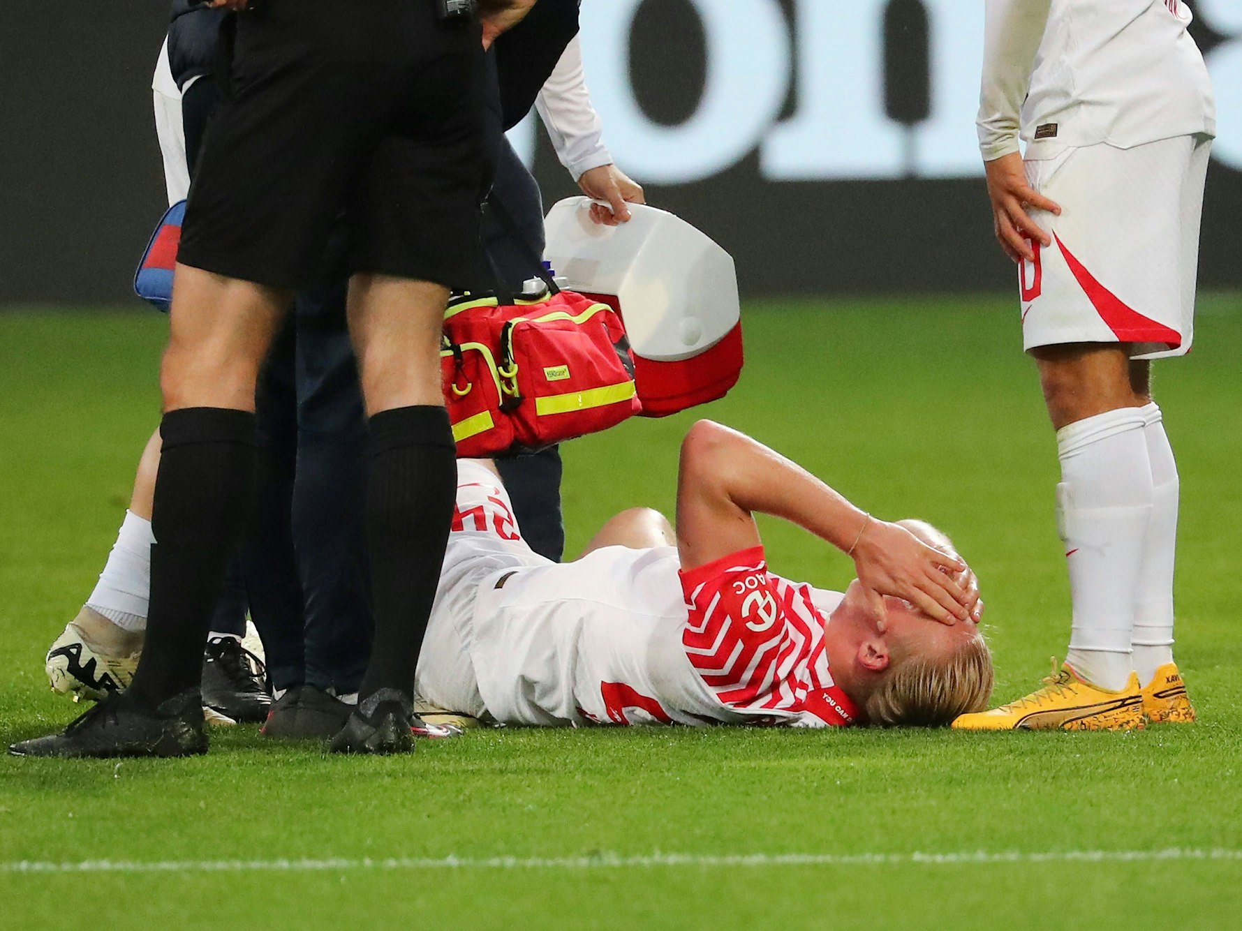 Xaver Schlager liegt am Boden und schlägt sich die Hände vors Gesicht.