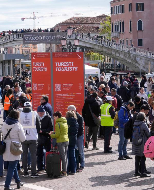 Stark mit Touristen gefüllte Kreuzung in der Lagunenstadt Venedig.
