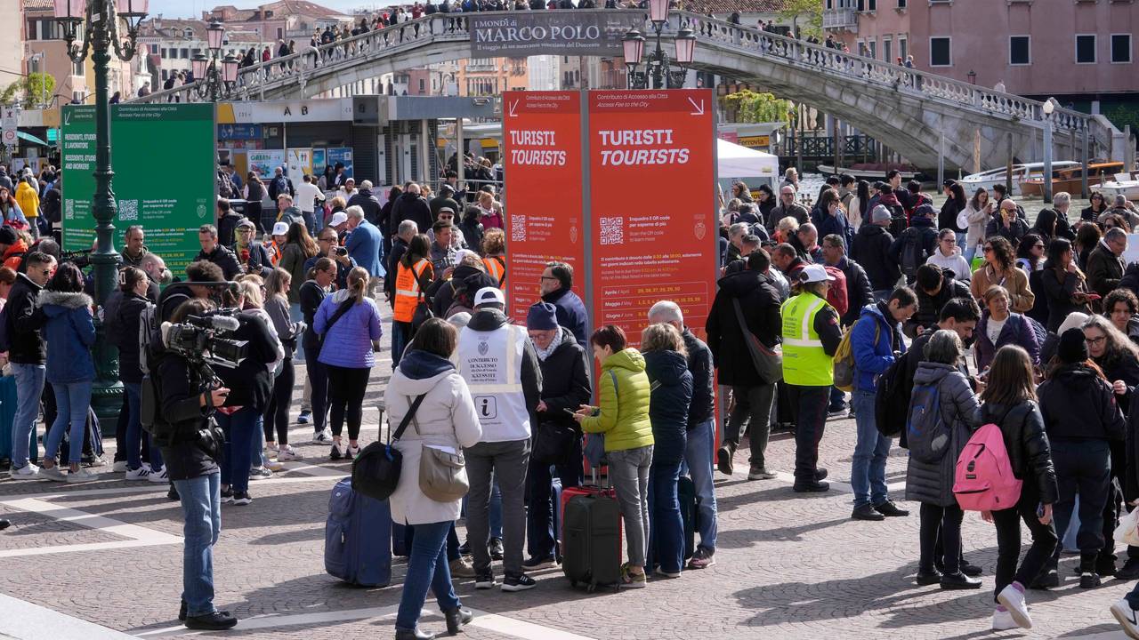 Stark mit Touristen gefüllte Kreuzung in der Lagunenstadt Venedig.