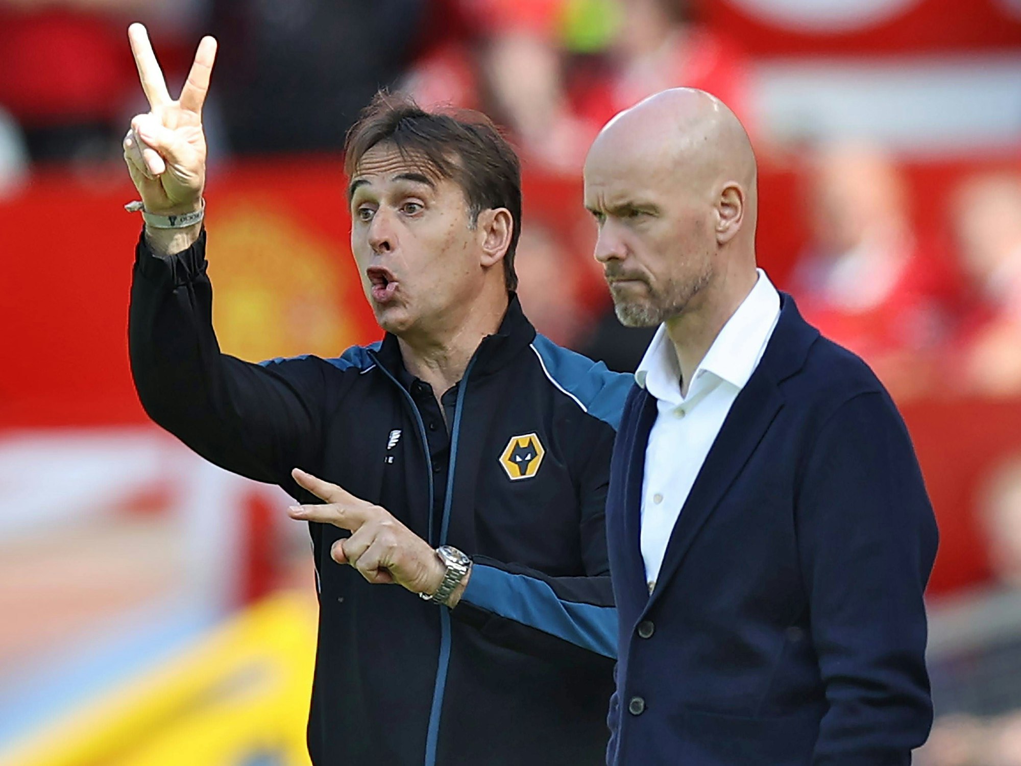 Julen Lopetegui und Erik ten Hag stehen nebeneinander und schauen aufs Spielfeld.