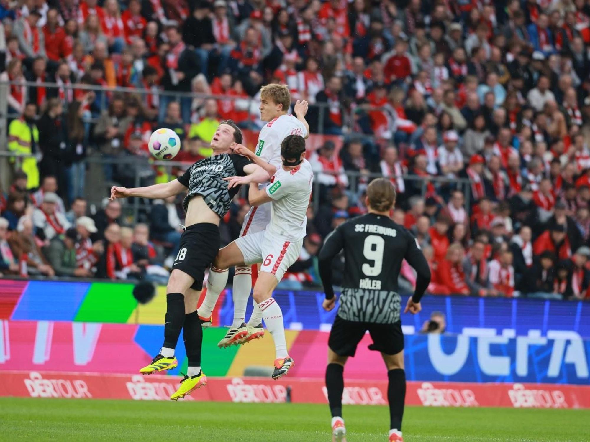 Timo Hübers und Eric Martel im Spiel gegen den SC Freiburg (4. Mai 2024) im Kopfball-Duell mit Michael Gregoritsch.