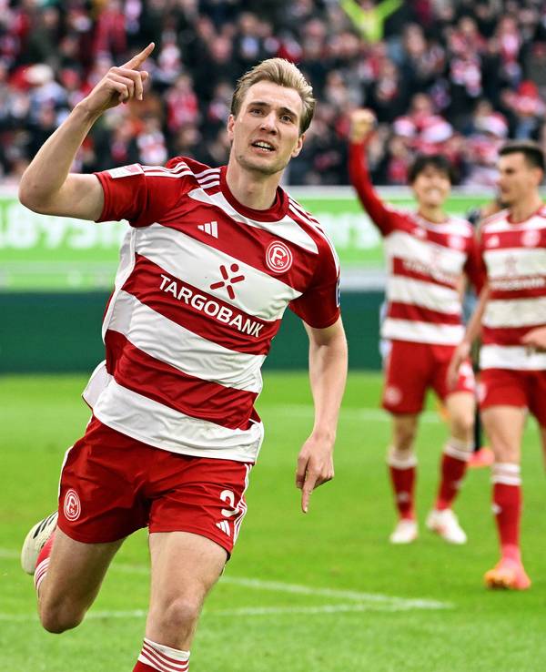Fortuna Düsseldorfs Vincent Vermeij jubelt im Spiel gegen den 1. FC Nürnberg mit erhobenem Zeigefinger über sein Tor.