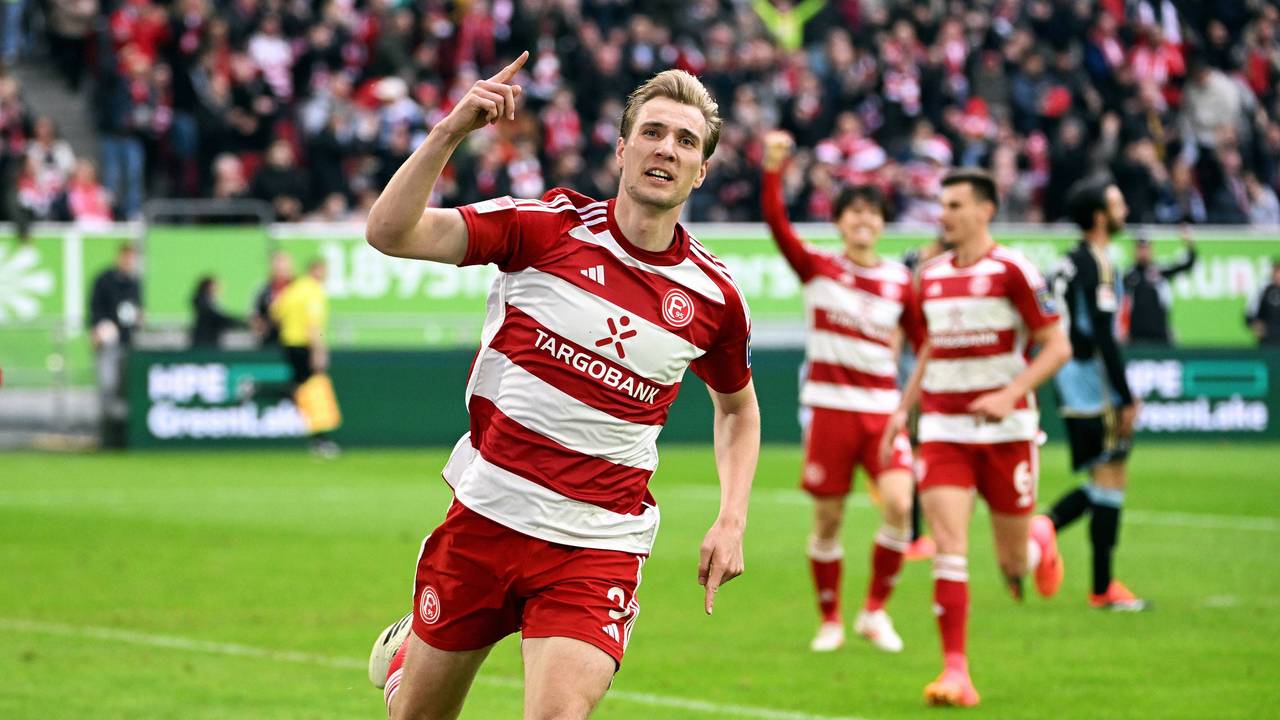 Fortuna Düsseldorfs Vincent Vermeij jubelt im Spiel gegen den 1. FC Nürnberg mit erhobenem Zeigefinger über sein Tor.