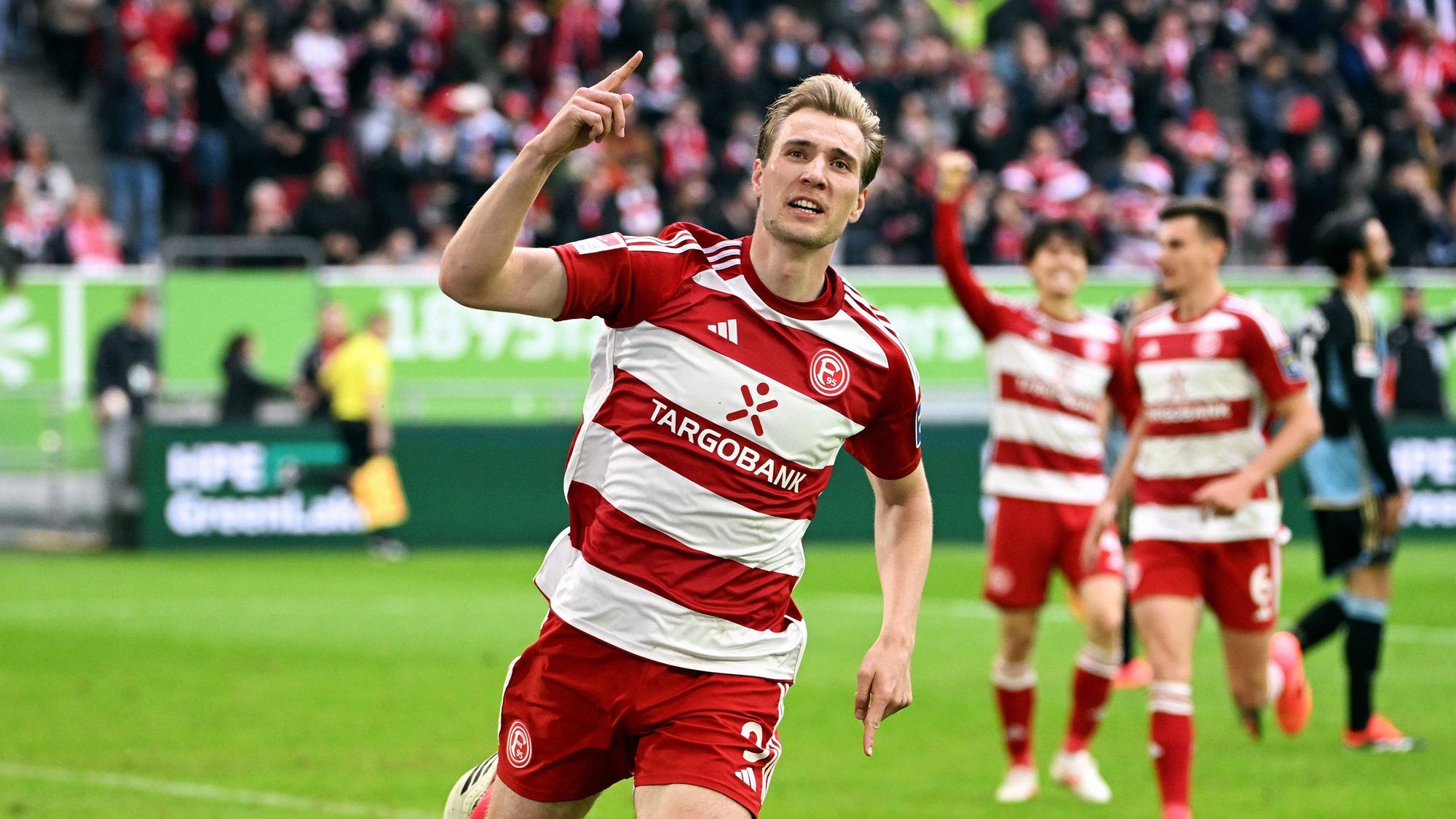 Fortuna Düsseldorfs Vincent Vermeij jubelt im Spiel gegen den 1. FC Nürnberg mit erhobenem Zeigefinger über sein Tor.