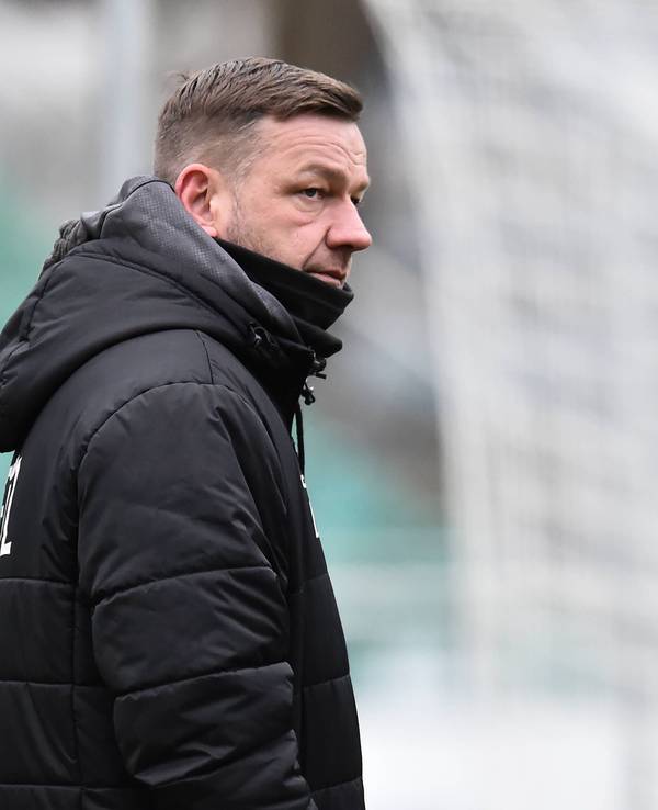 Viktoria Kölns Torwart-Trainer Georg Koch steht beim Spiel gegen Rot-Weiss Essen auf dem Platz.