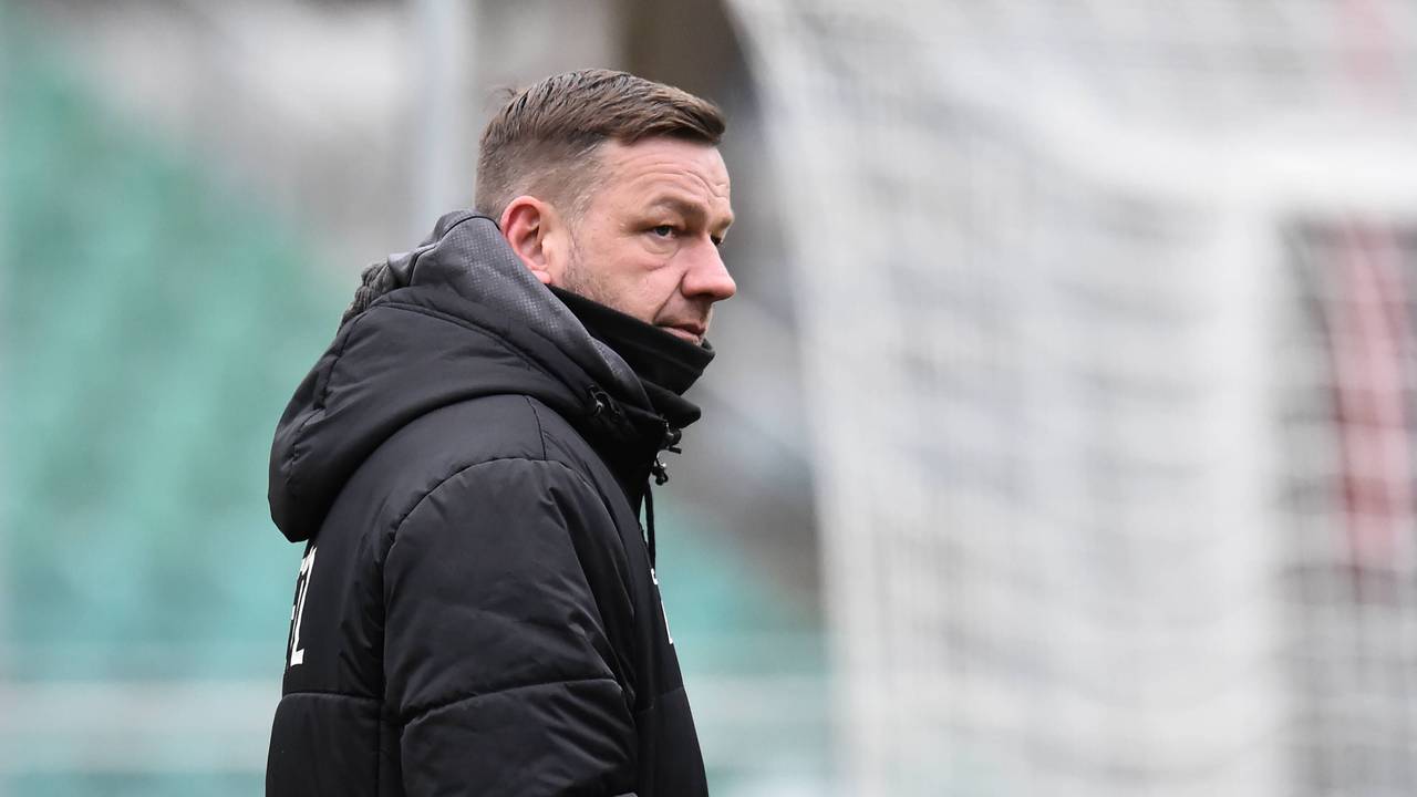 Viktoria Kölns Torwart-Trainer Georg Koch steht beim Spiel gegen Rot-Weiss Essen auf dem Platz.