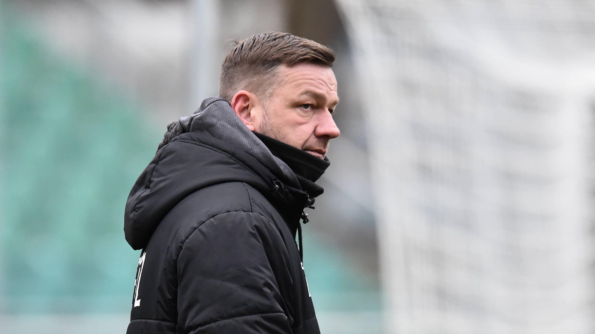 Viktoria Kölns Torwart-Trainer Georg Koch steht beim Spiel gegen Rot-Weiss Essen auf dem Platz.