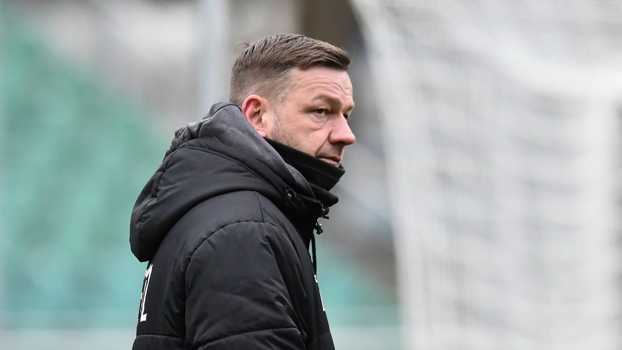Viktoria Kölns Torwart-Trainer Georg Koch steht beim Spiel gegen Rot-Weiss Essen auf dem Platz.