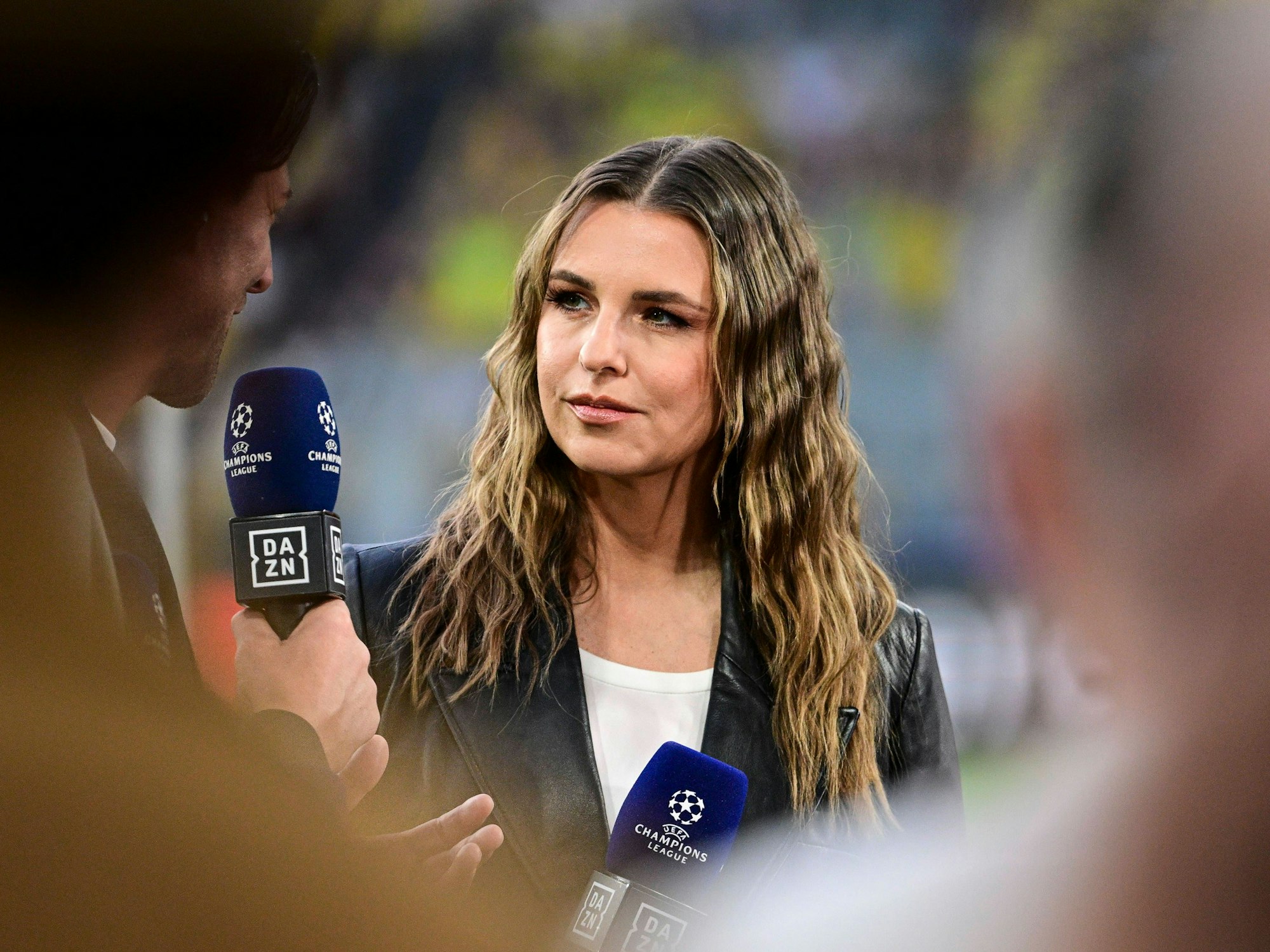 Laura Wontorra bei der Champions League Übertragung von Dortmund gegen Paris.
