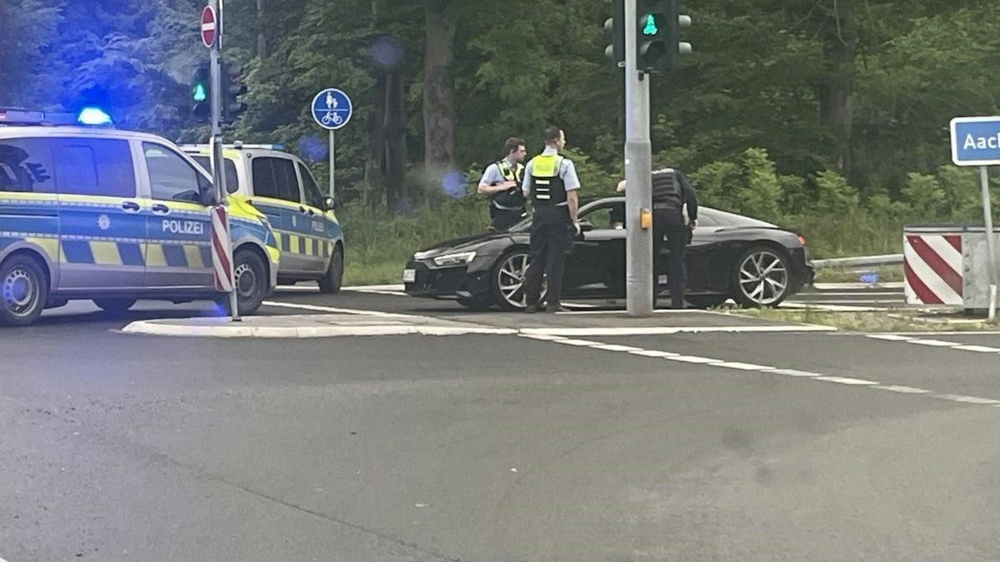 Polizisten stoppen einen der mutmaßlichen Teilnehmer an einem illegalen Autorennen auf der A555.