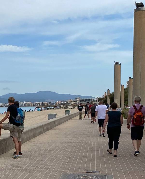 Mallorcas Strände sind nicht immer überfüllt. Im Herbst geht es sogar am berühmt-berüchtigten Ballermann gemächlich zu. Vor allem, wenn die Sonne mal nicht scheint. Dann zieht es viele Touristen in die Innenstadt der Mallorca-Hauptstadt Palma - Aktion Wolke nennen die Inselbewohner das.