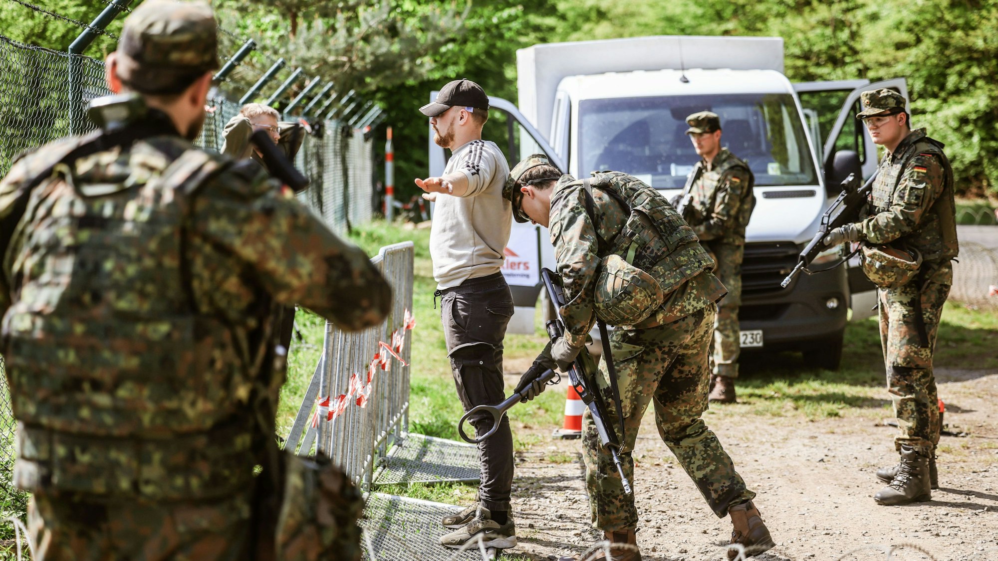 Reservisten führen bei einer Übung des Heimatschutzregiments 2 aus Münster in der Wahner Heide eine Personenkontrolle durch.