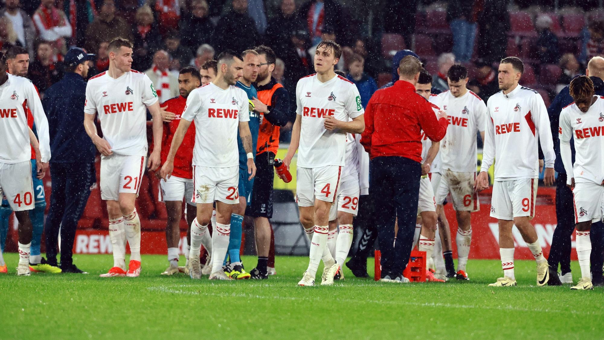 Die geknickten Profis des 1. FC Köln nach dem 0:0 gegen den SC Freiburg.