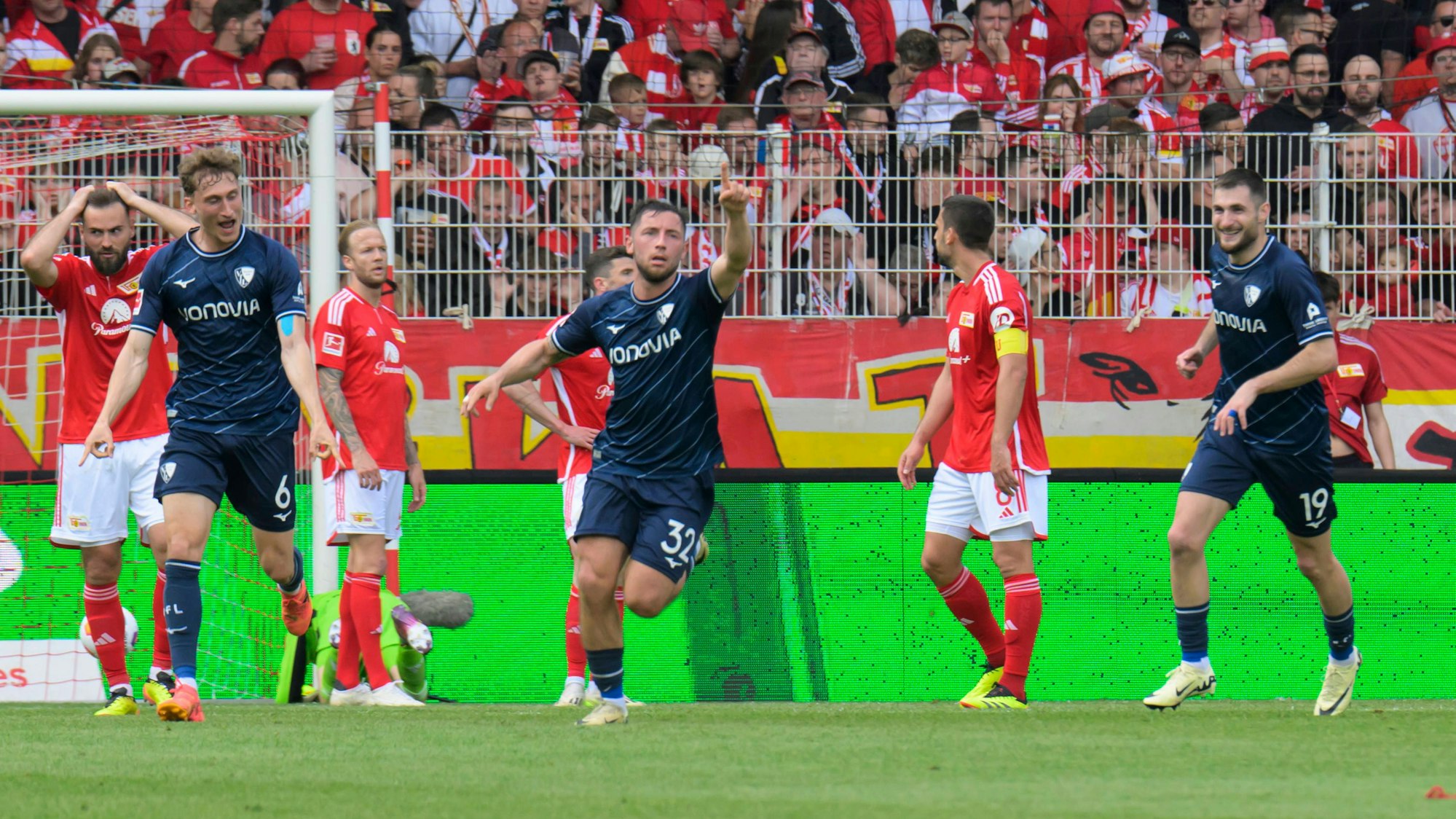 Der VfL Bochum jubelt, Union Berlin rauft sich im Spiel am Sonntag (5. Mai 2024) die Haare.