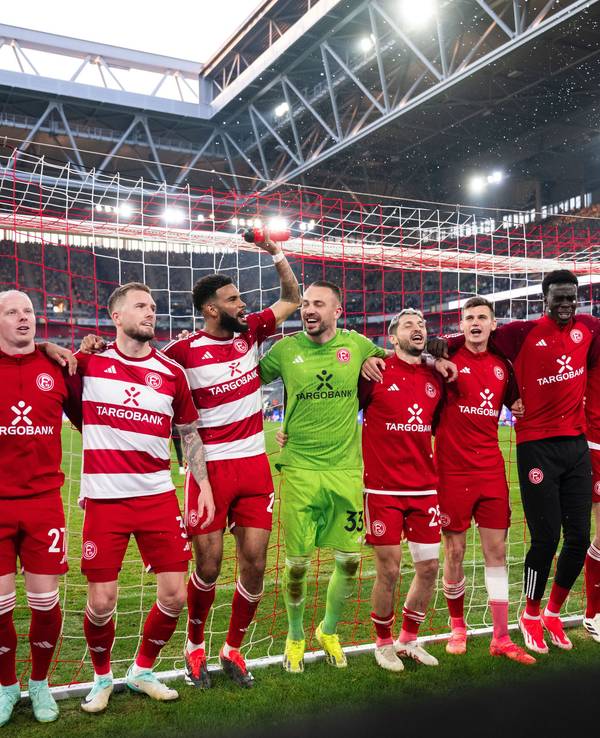 Die Düsseldorfer Spieler jubeln nach der Partie.