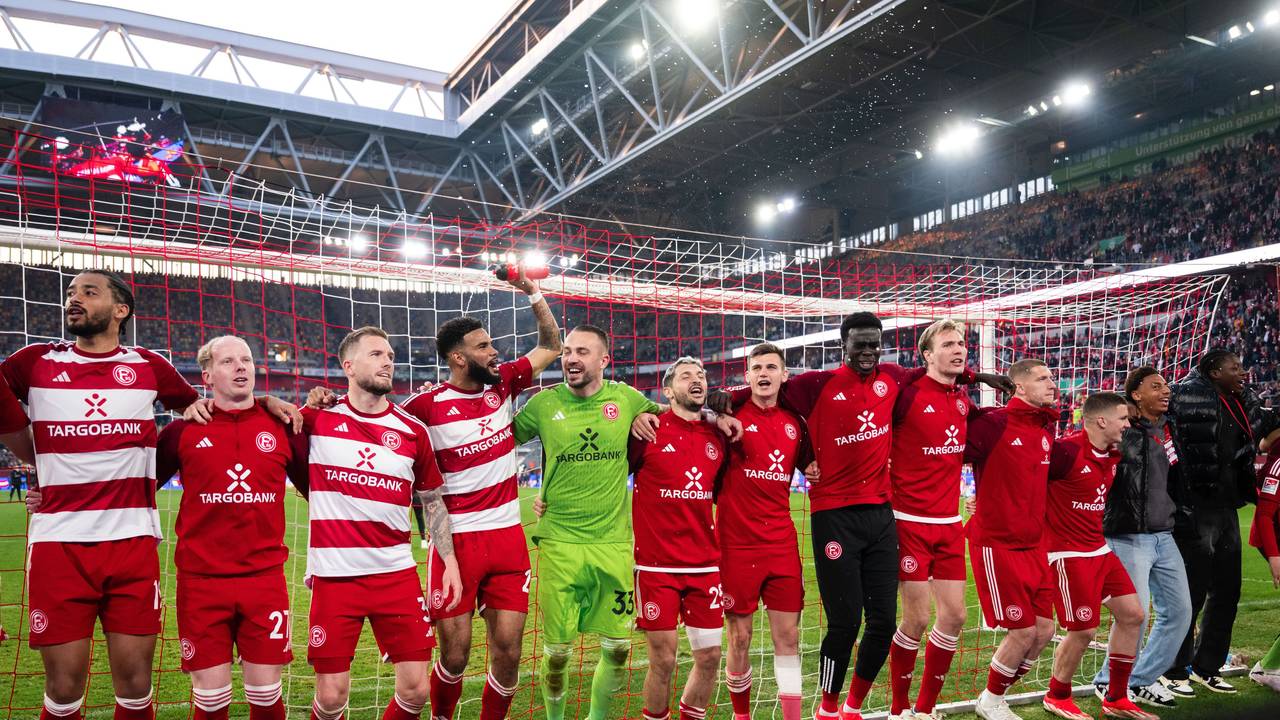 Die Düsseldorfer Spieler jubeln nach der Partie.