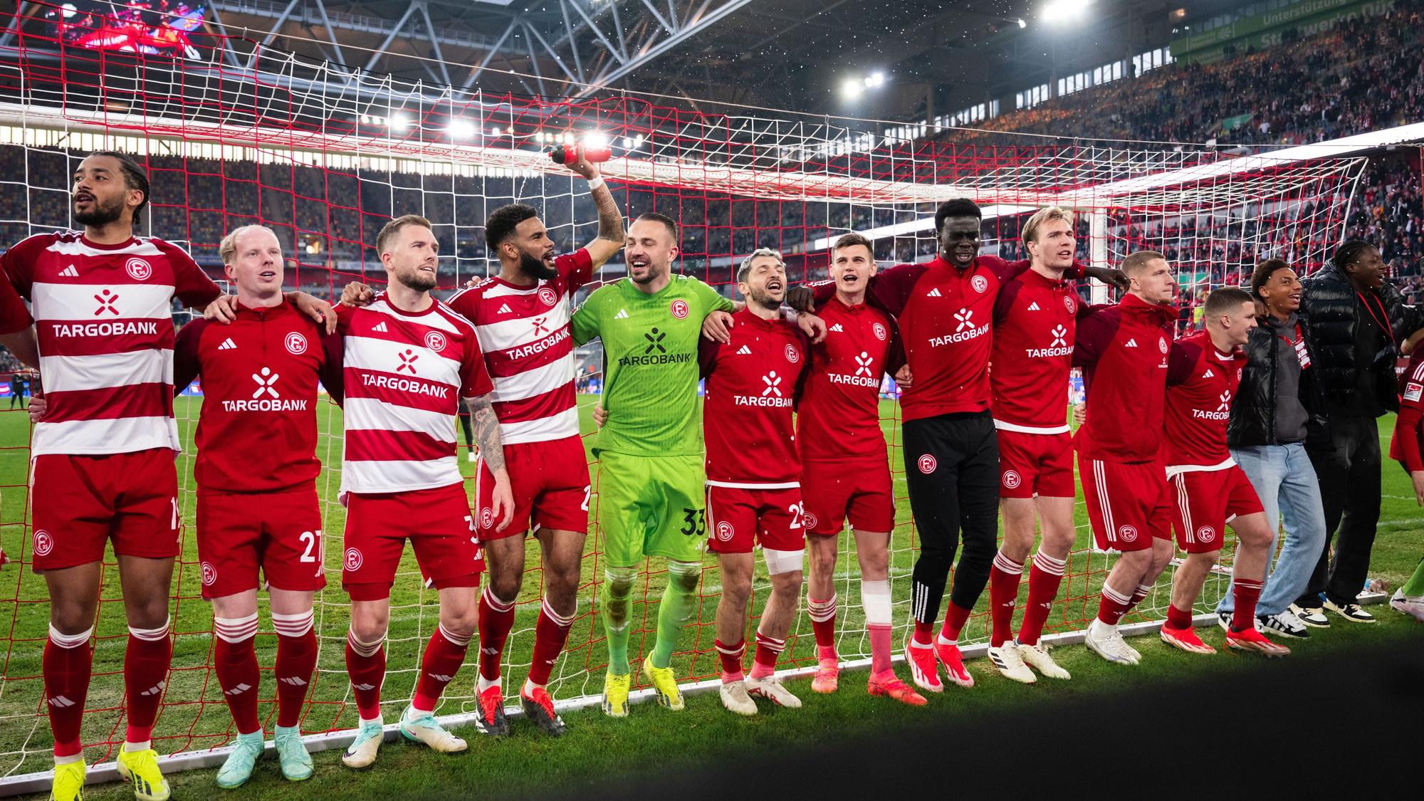 Die Düsseldorfer Spieler jubeln nach der Partie.